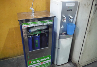 Employee's drinking water server equiped in the factory